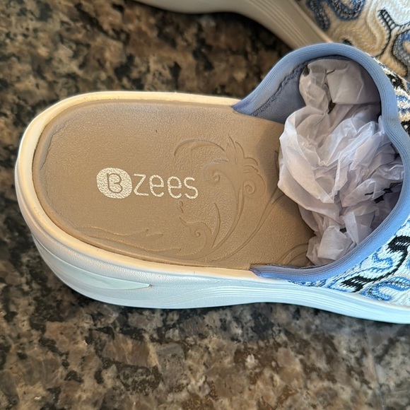 Bzees Women's Slip-On Sandals - Blue and White NWT - Picture 4 of 11